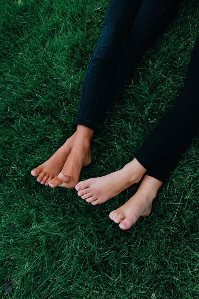 feet, grass, best friends-914737.jpg